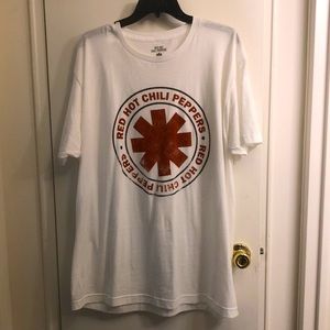 Red hot chilli peppers tee fits like men’s XL